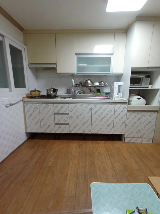 색바래고 얼룩진 하부장 문짝을 새 화이트 문짝으로 교체한 전자레인지장 옆 하부장 교체 후